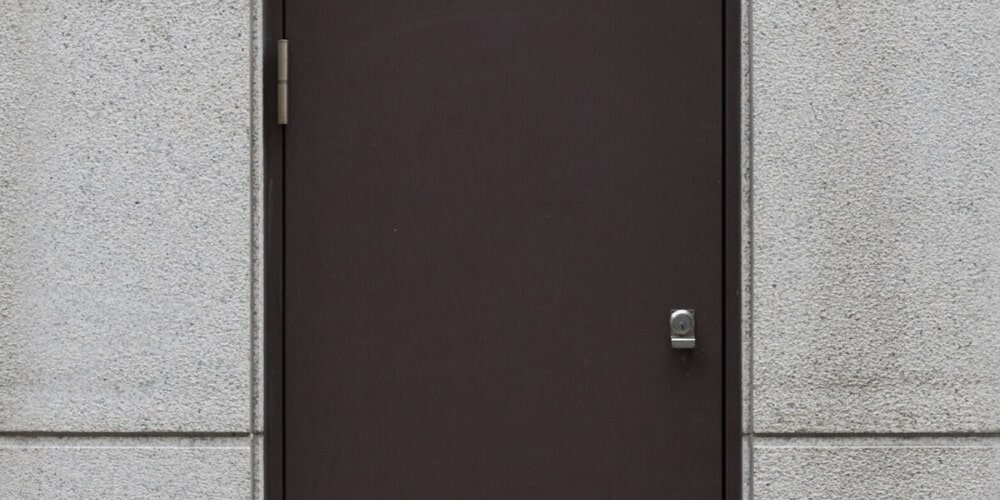 ציפוי דלת כניסה – למה לצפות אם אפשר להחליף? כל הסיבות בגינן רבים כיום בוחרים בהליך ציפוי דלתות